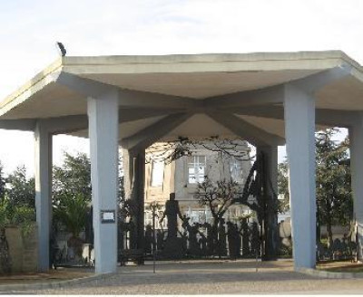 Nuovo cimitero del capoluogo - Prospetto frontale - Entrata Nuovo cimitero del capoluogo - Prospetto frontale - Entrata